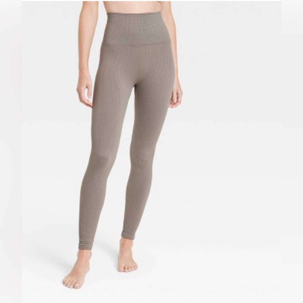 NWT! Women's Ultra High-Rise Seamless Waffle
Leggings 26"All in Motion Taupe XXL